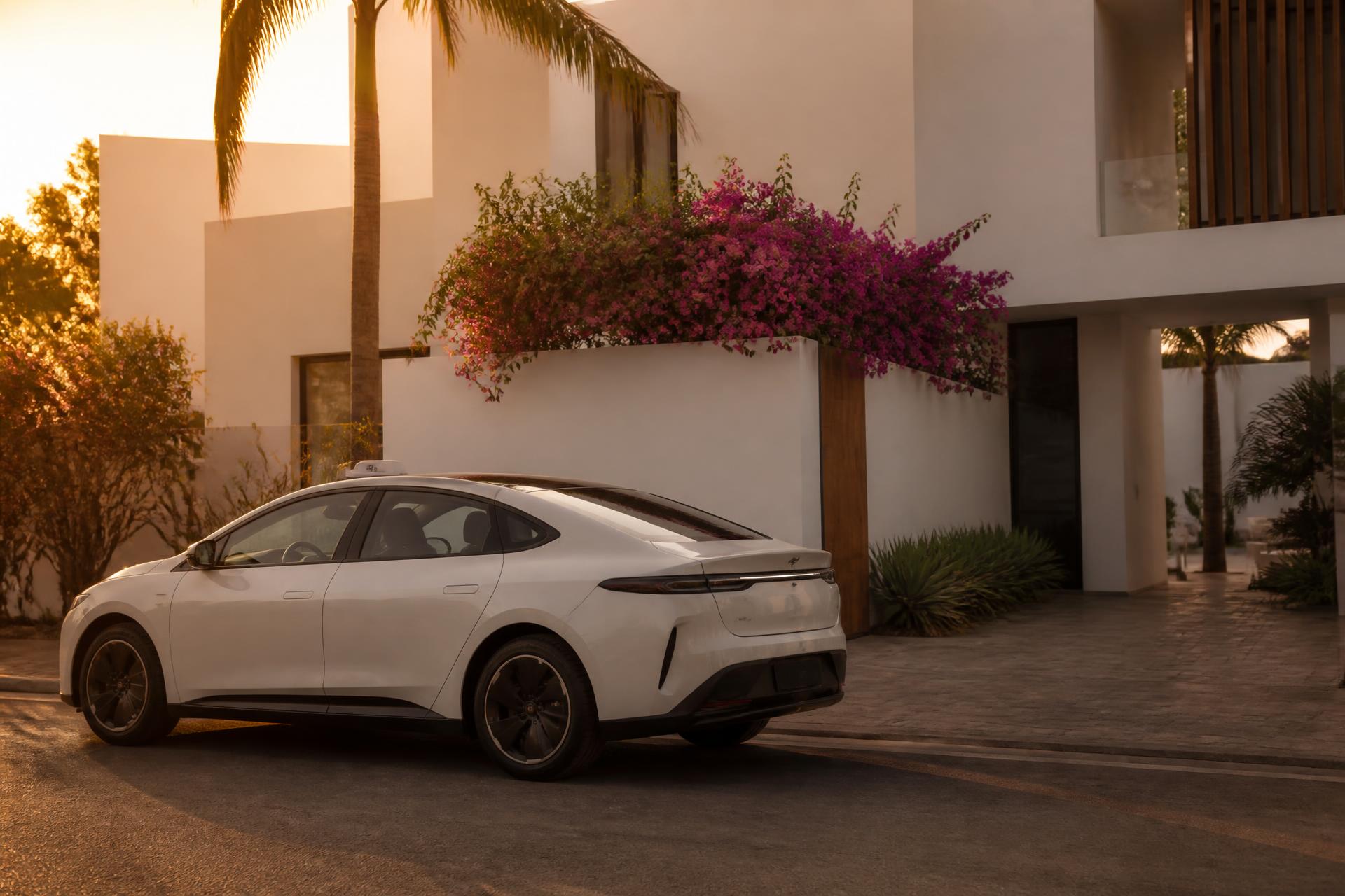 Dakar à l'heure dorée — un taxi électrique devant une villa contemporaine